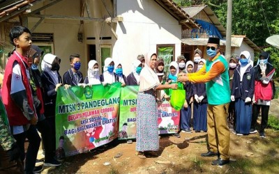 MTsN 3 Pandeglang Bagikan 300 Masker Secara Gratis